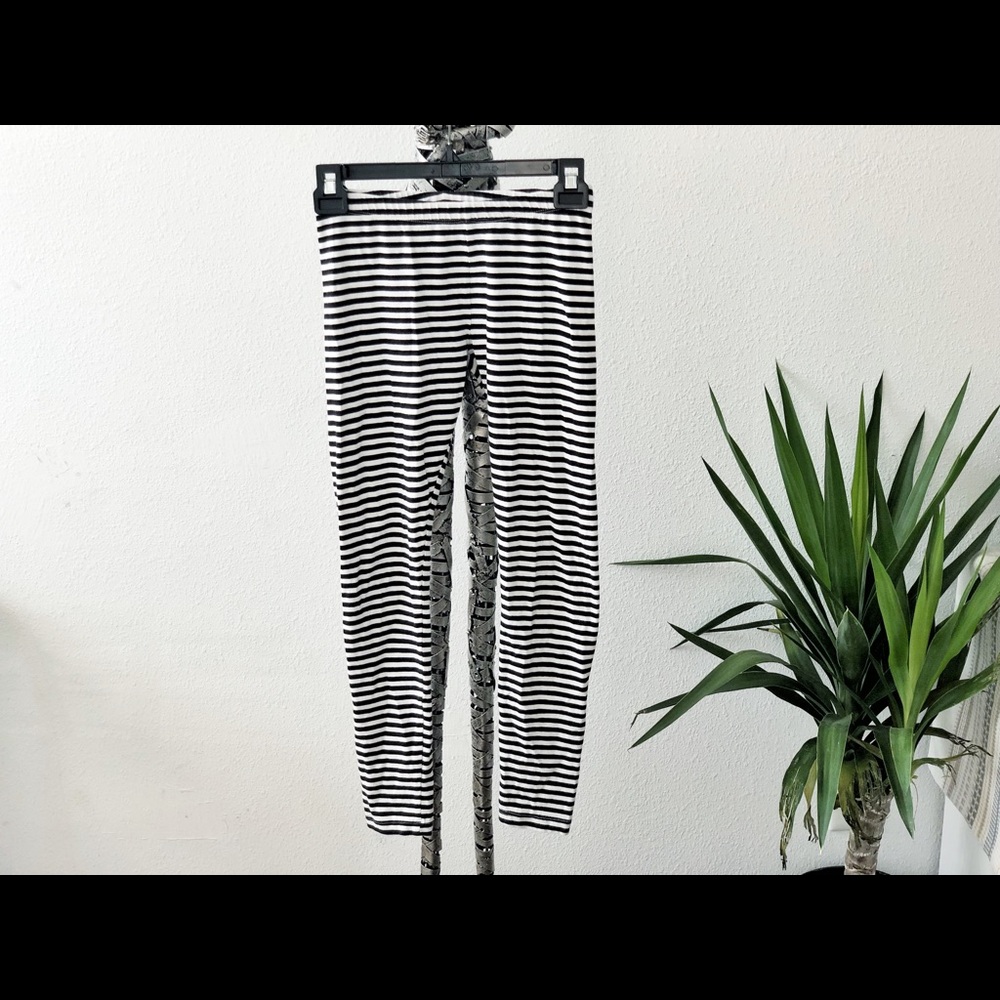 Black and white stripe leggings